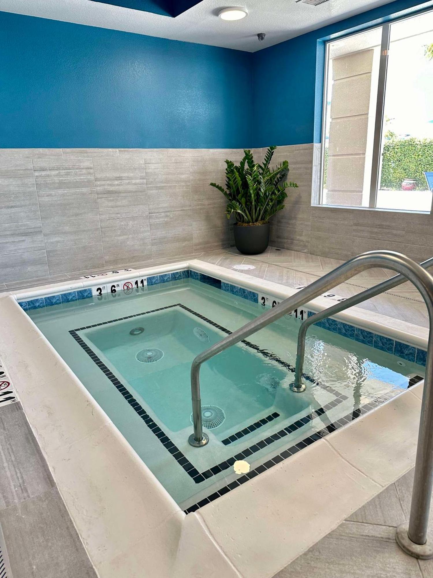 Hampton Inn & Suites לת'רופ מראה חיצוני תמונה