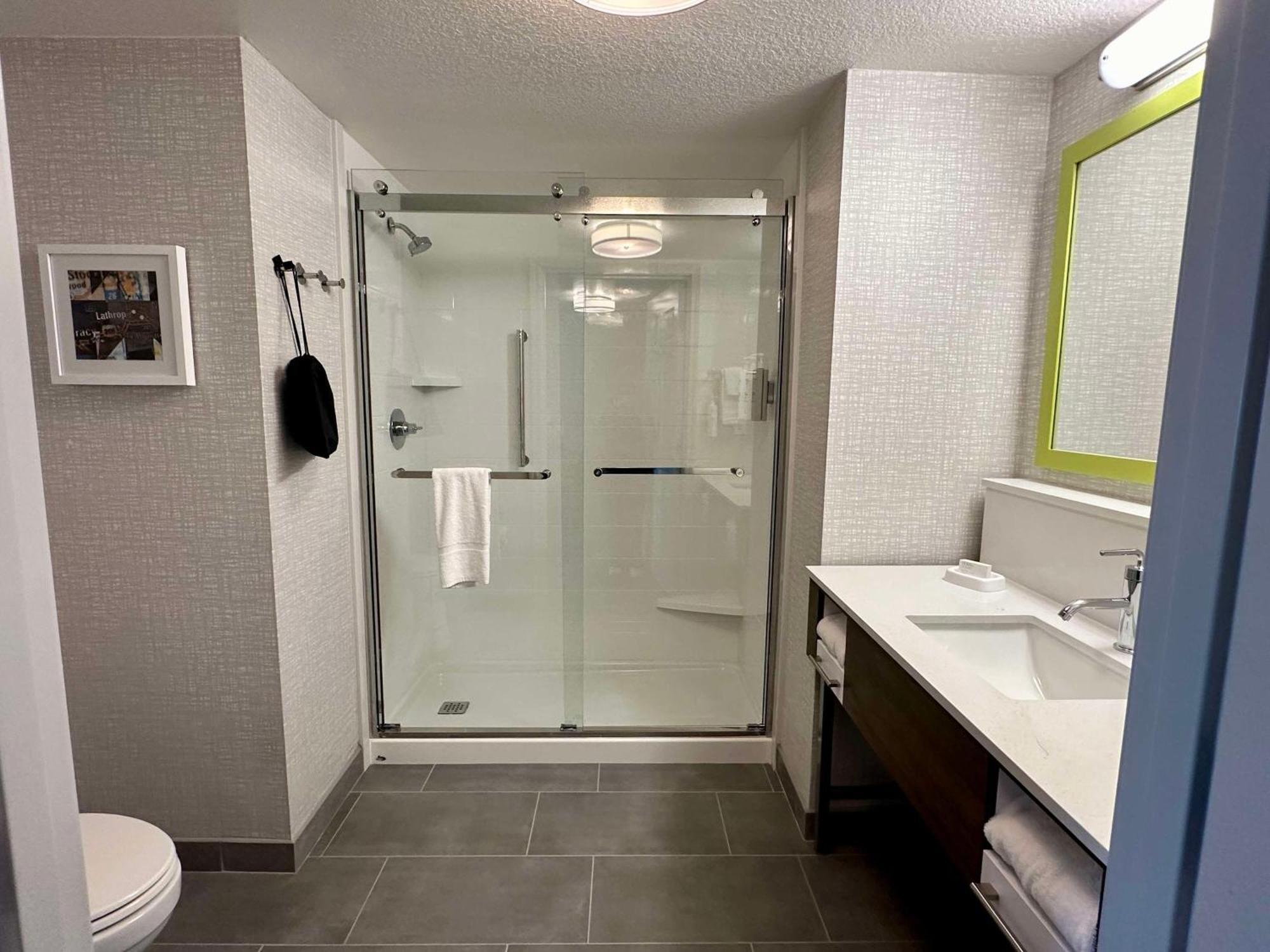 Hampton Inn & Suites לת'רופ מראה חיצוני תמונה