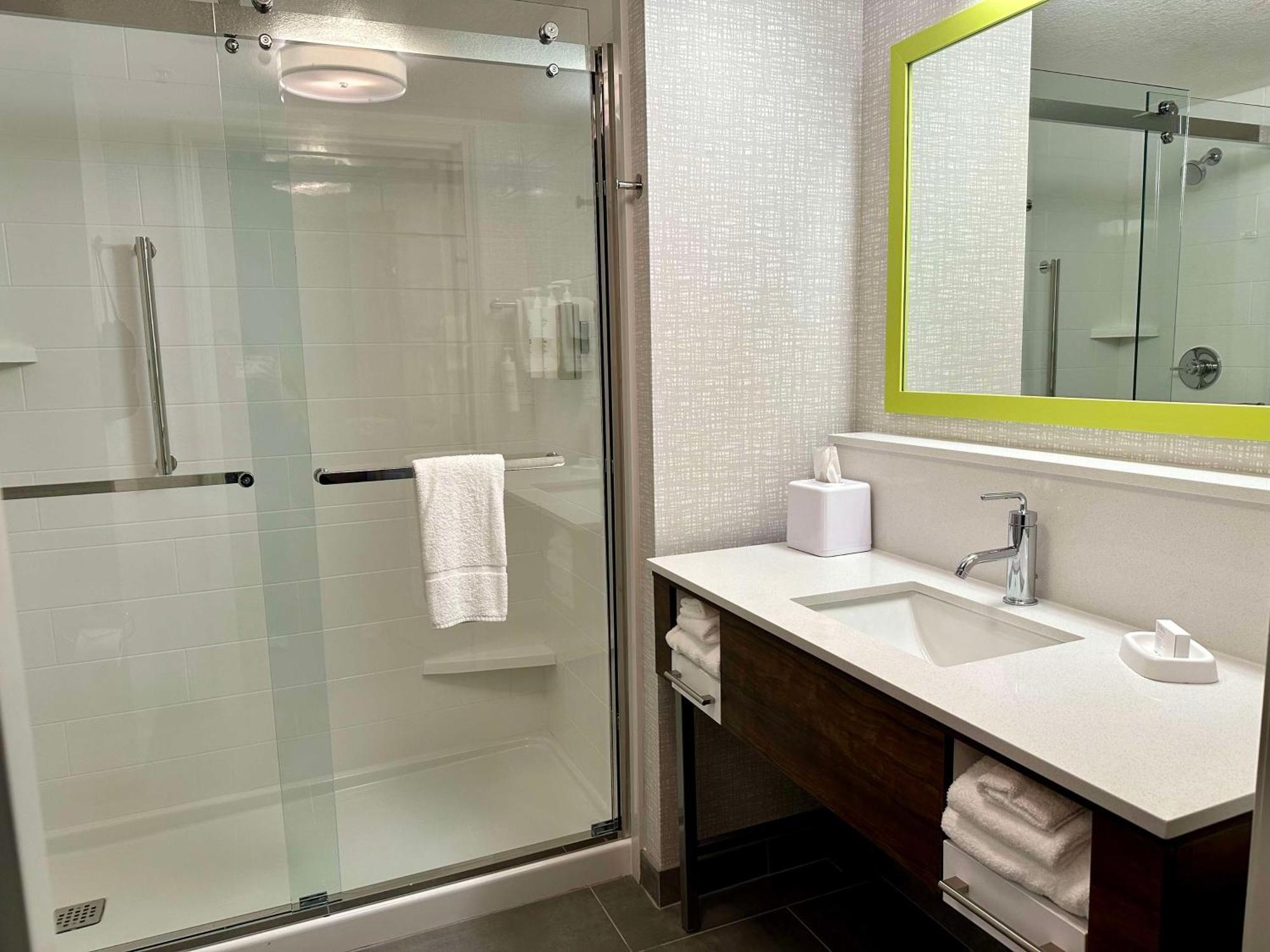 Hampton Inn & Suites לת'רופ מראה חיצוני תמונה
