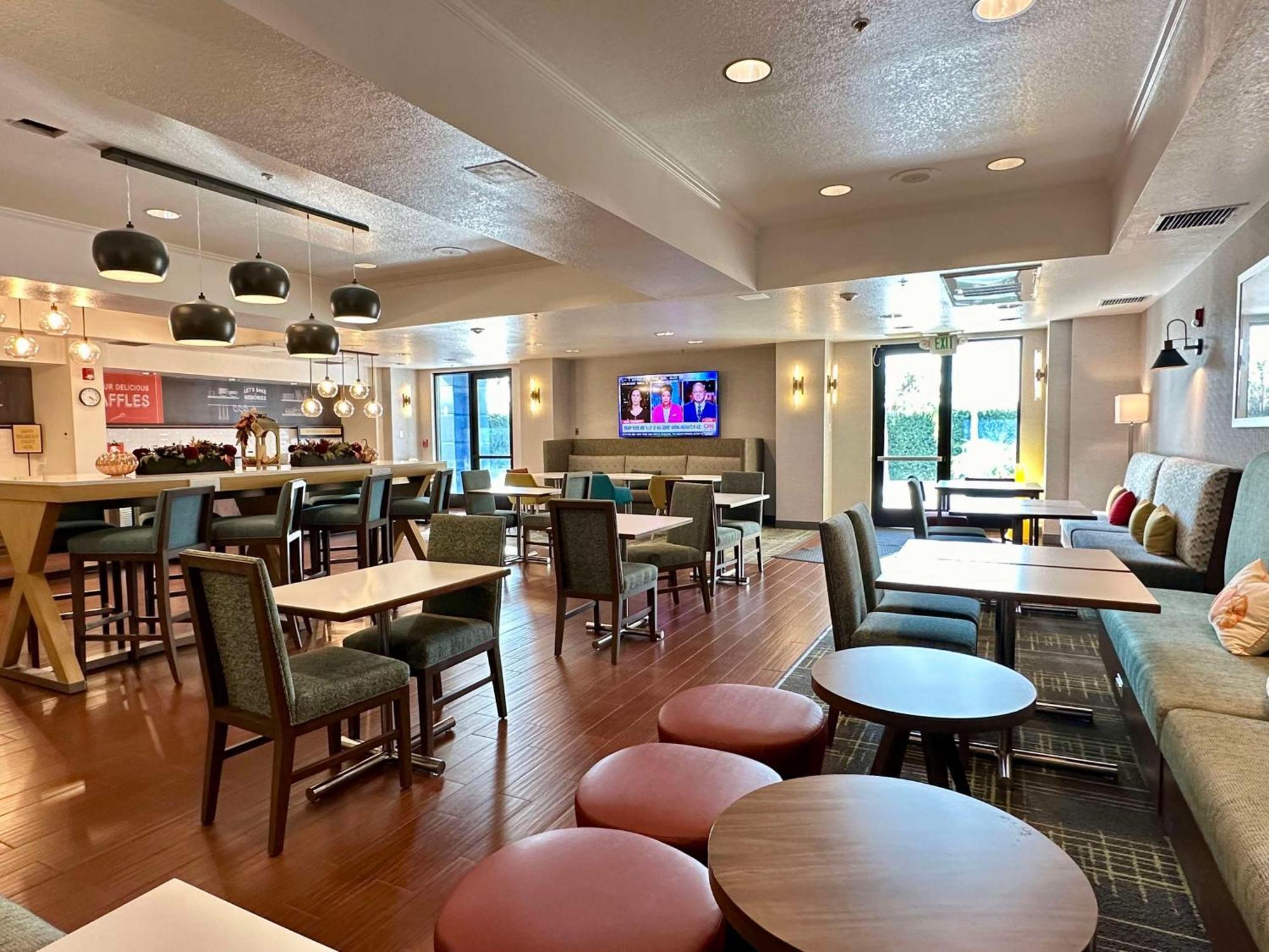 Hampton Inn & Suites לת'רופ מראה חיצוני תמונה