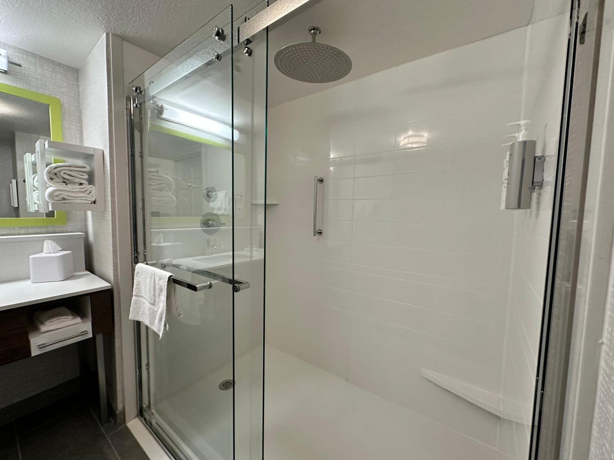 Hampton Inn & Suites לת'רופ מראה חיצוני תמונה