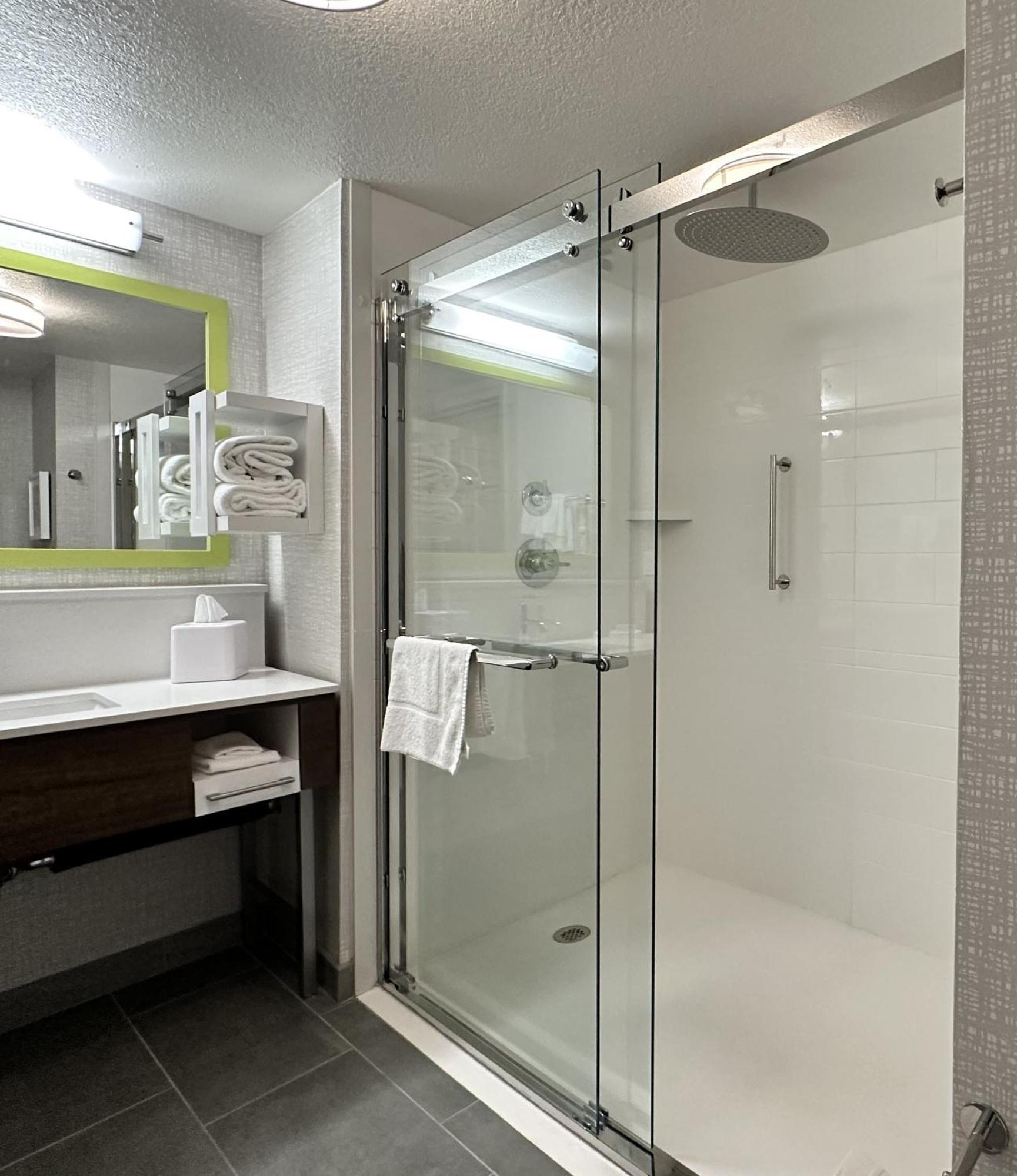 Hampton Inn & Suites לת'רופ מראה חיצוני תמונה