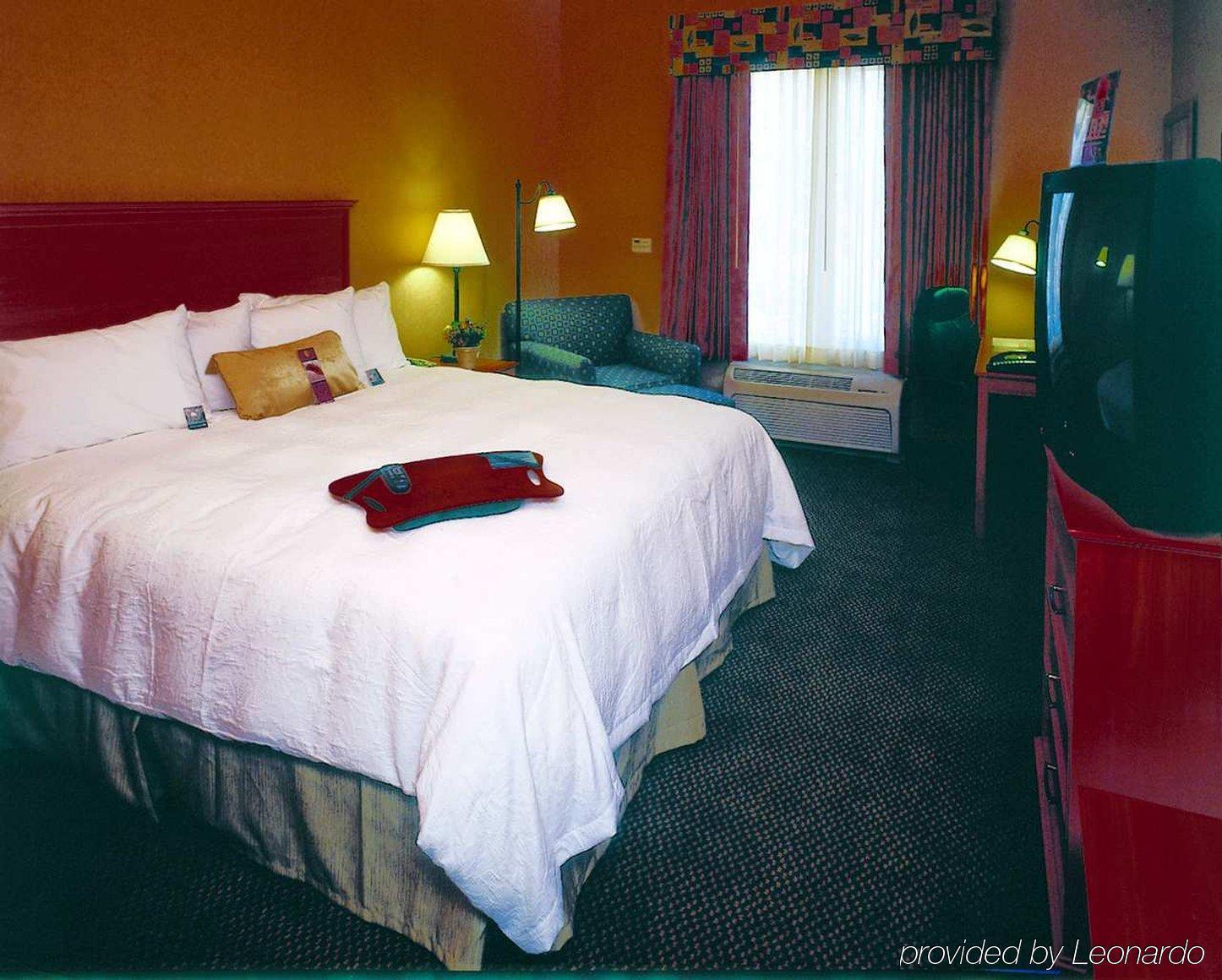 Hampton Inn & Suites לת'רופ חדר תמונה
