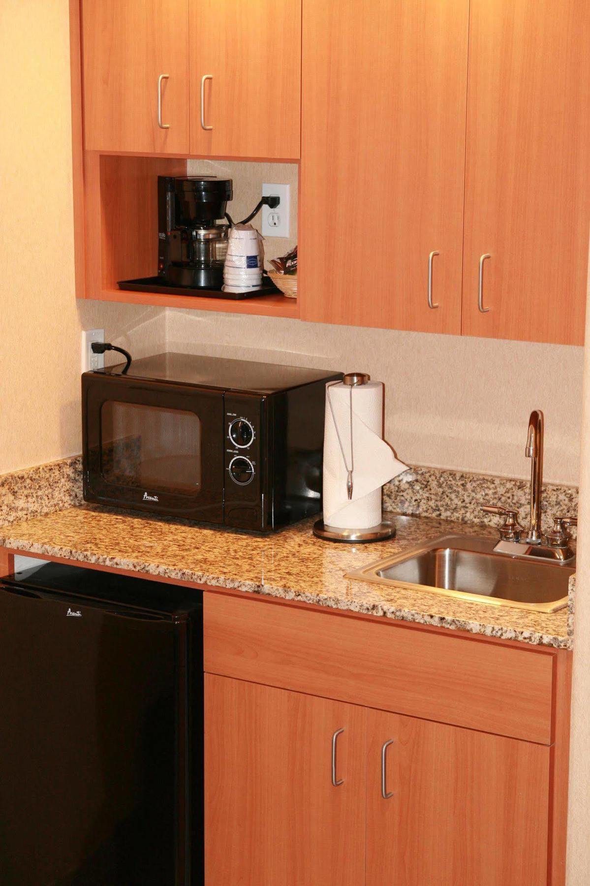 Hampton Inn & Suites לת'רופ חדר תמונה