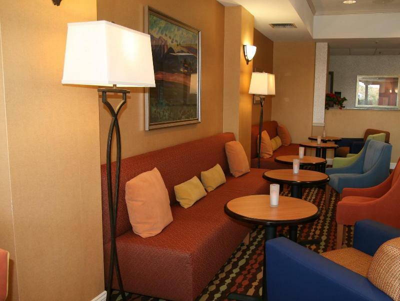 Hampton Inn & Suites לת'רופ מראה חיצוני תמונה